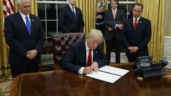 Председник САД Доналд Трамп потписује уредбу у Овалној соби Беле куће - Sputnik Србија