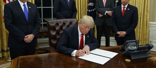 Predsednik SAD Donald Tramp potpisuje uredbu u Ovalnoj sobi Bele kuće - Sputnik Srbija