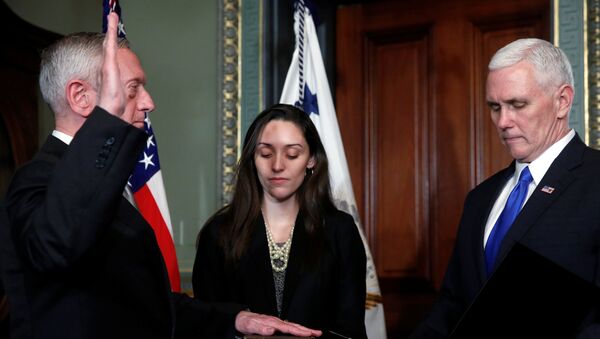 Potpredsednik SAD Majk Pens prima zakletvu od Džejmsa Metisa kao novog ministra odbrane u Beloj kući u Vašingtonu - Sputnik Srbija