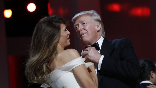 Трамп са супругом плеше на балу - Sputnik Србија