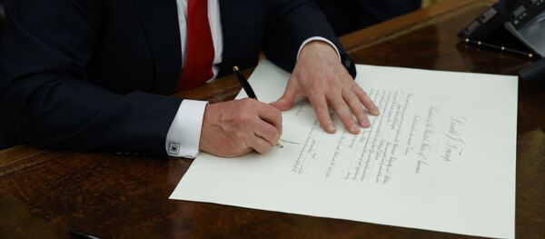 Трамп потписује документ Трамп потписује документ - Sputnik Србија