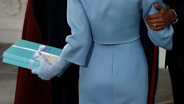 Prva dama SAD Melanija Tramp uručuje poklon bivšoj prvoj dami Mišel Obami - Sputnik Srbija