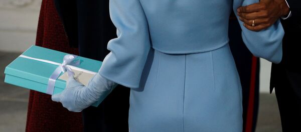 Прва дама САД Меланија Трамп уручује поклон бившој првој дами Мишел Обами Прва дама САД Меланија Трамп уручује поклон бившој првој дами Мишел Обами - Sputnik Србија