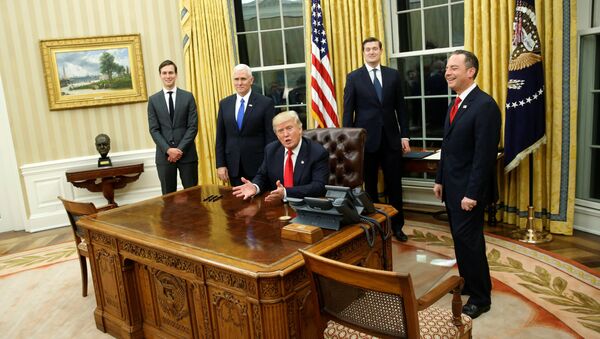 Председник САД Доналд Трамп са члановима свог кабинета у Овалној соби Беле куће - Sputnik Србија