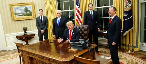 Predsednik SAD Donald Tramp sa članovima svog kabineta u Ovalnoj sobi Bele kuće Predsednik SAD Donald Tramp sa članovima svog kabineta u Ovalnoj sobi Bele kuće - Sputnik Srbija