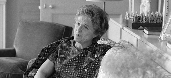 Barbara Buš, supruga Džordža Buša Starijeg, slikano 1971. godine. Barbara Buš, supruga Džordža Buša Starijeg, slikano 1971. godine. - Sputnik Srbija