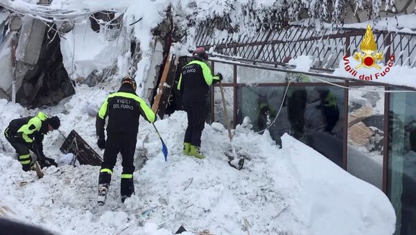 Spasilačke ekipe kraj zatrpanog hotela u centralnoj Italiji na koji se obrušila lavina - Sputnik Srbija