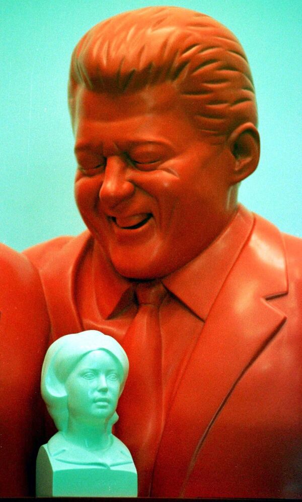 Скулптура шкотског уметника Кенија Хантера на којој су бивши амерички председник Бил Клинтон и Моника Левински. - Sputnik Србија