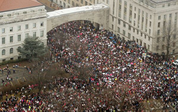 Oko pola miliona ljudi se okupilo u Vašingotnu, da protestuju protiv regularno izabranog predsednika SAD. - Sputnik Srbija