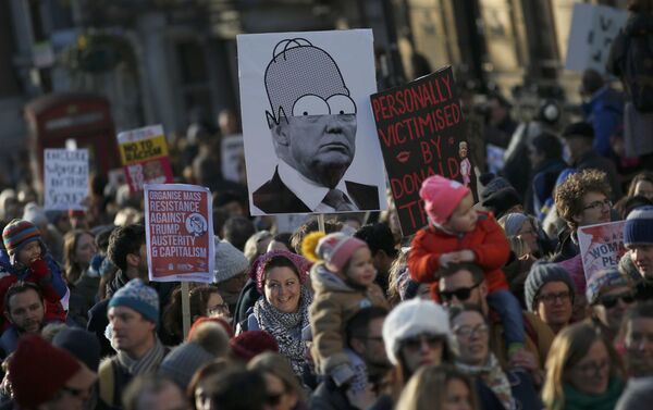 Veliki broj ljudi u Londonu na protestu protiv Donalda Trampa. - Sputnik Srbija