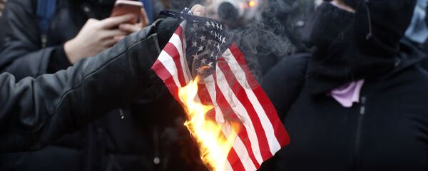 Paljenje američke zastave na protestu protiv Donalda Trampa u Portlandu. - Sputnik Srbija