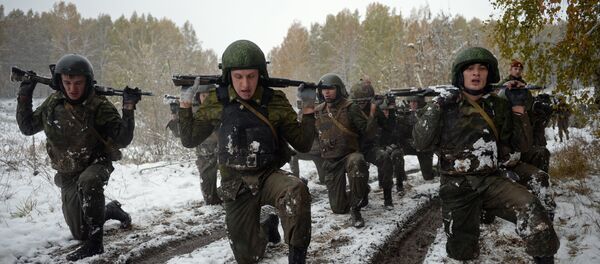 Pripadnici specijalnih i obaveštajnih snaga Federalnih trupa Nacionalne garde Rusije tokom marša na vojnim vežbama u Novosibirskoj oblasti - Sputnik Srbija