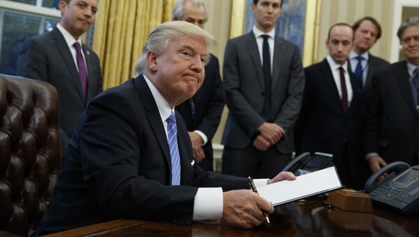 Predsednik SAD Donald Tramp potpisuje ukaze u Ovalnoj sobi Bele kuće u Vašingtonu - Sputnik Srbija