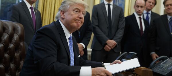 Predsednik SAD Donald Tramp potpisuje ukaze u Ovalnoj sobi Bele kuće u Vašingtonu Predsednik SAD Donald Tramp potpisuje ukaze u Ovalnoj sobi Bele kuće u Vašingtonu - Sputnik Srbija