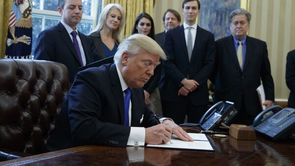 Председник САД Доналд Трамп потписује указе у Овалној соби Беле куће у Вашингтону - Sputnik Србија