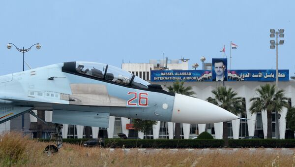 Руски авион Су-30 на писти ваздухопловне базе Хмејмим у Сирији - Sputnik Србија
