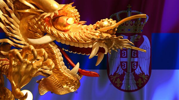 Кинески змај и српска застава - Sputnik Србија