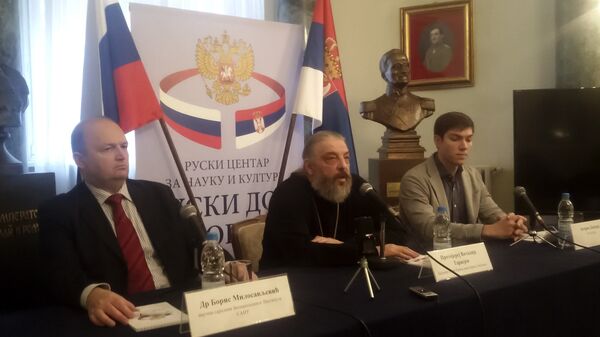 Др Борис Милосављевић, научни сарадник Балканолошког института САНУ, протојереј Виталиј Тарасјев, свештеник подворја Руске православне цркве у Београду и Дмитриј Јегоров из Руског дома - Sputnik Србија