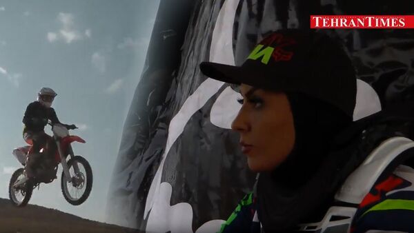 Иранка која вози мотор - Sputnik Србија