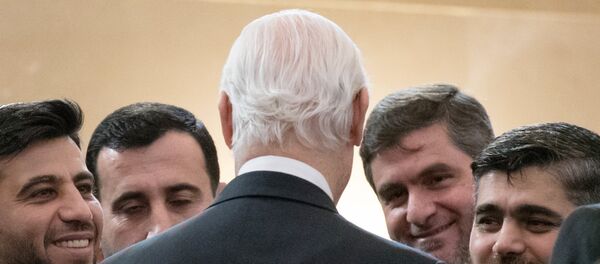 Специјални изасланик УН за Сирију Стафан де Мистура (у средини), шеф сиријске опозиционе делегације Алоусх Мухамед (десно) пре почетка међународне конференције о сиријском насељу у Астани. - Sputnik Србија