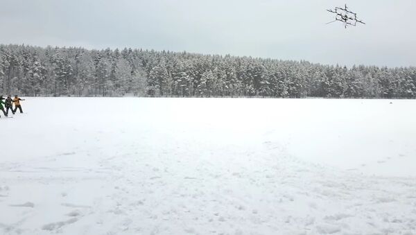 Snouborderi koje po snegu vuče dron - Sputnik Srbija