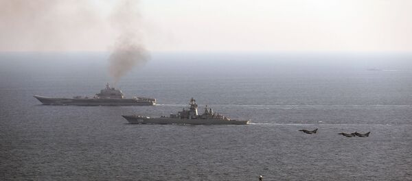 Avioni britanske avijacije Tajfun i britanski brod Sent Olbans prate ruske brodove Admiral Kuznjecov i Petar Veliki tokom prolaska kroz Lamanš - Sputnik Srbija