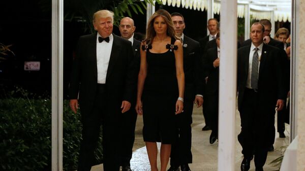 Председник САД Доналд Трамп са супругом Меланијом Трамп на дочеку Нове године у Палм Бичу на Флориди - Sputnik Србија