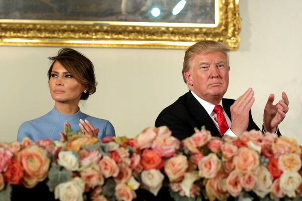 Predsednik SAD Donald Tramp sa suprugom Melanijom Tramp na inauguracionom ručku u Vašingtonu Predsednik SAD Donald Tramp sa suprugom Melanijom Tramp na inauguracionom ručku u Vašingtonu - Sputnik Srbija