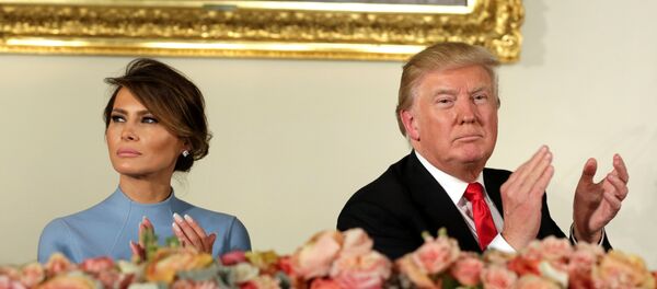 Predsednik SAD Donald Tramp sa suprugom Melanijom Tramp na inauguracionom ručku u Vašingtonu - Sputnik Srbija