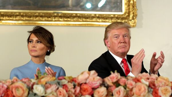 Председник САД Доналд Трамп са супругом Меланијом Трамп на инаугурационом ручку у Вашингтону - Sputnik Србија