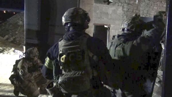 Сотрудники правоохранительных органов во время спецоперации в Дагестане. Архивное фото - Sputnik Србија