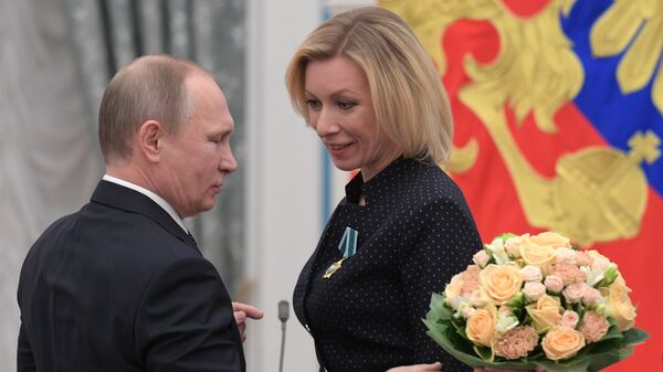 Владимир Путин и Марија Захарова - Sputnik Србија
