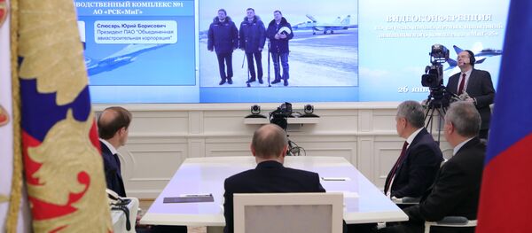 Владимир Путин прати представљање ловца МИГ-35 Владимир Путин прати представљање ловца МИГ-35 - Sputnik Србија