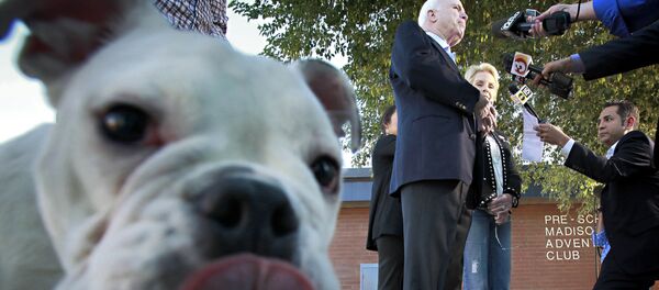 Senator Džon Mekejn sa psom - Sputnik Srbija