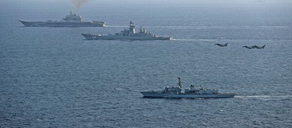 Британские ВМС и ВВС сопровождают авианосец Адмирал Кузнецов Британские ВМС и ВВС сопровождают авианосец Адмирал Кузнецов - Sputnik Србија