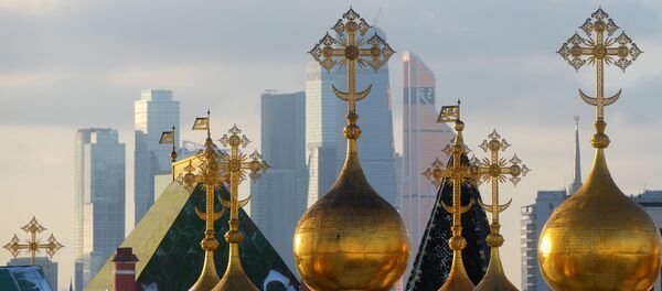 Kupola sobora Spasa nerukotvornogo obraza i neboskrebы Moskva-siti - Sputnik Srbija
