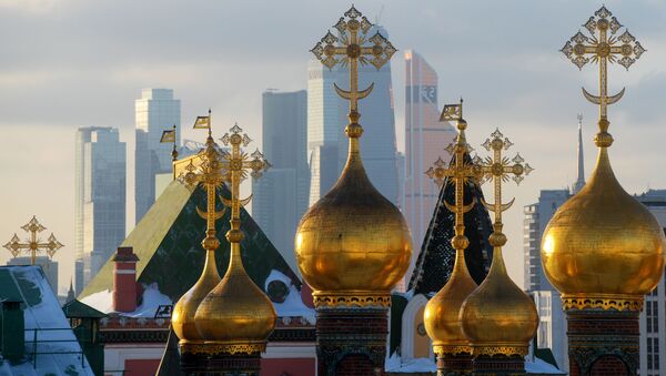 Купола собора Спаса нерукотворного образа и небоскребы Москва-сити - Sputnik Србија