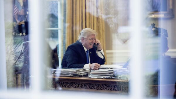 Predsednik SAD Donald Tramp u Ovalnoj sobi razgovara sa nemačkom kancelarkom Angelom Merkel - Sputnik Srbija