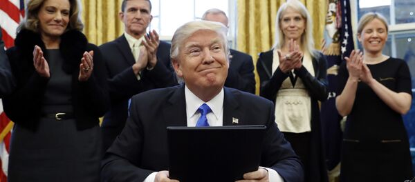 Председник САД Доналд Трамп након потписивања уредби у Овалној соби Беле куће у Вашингтону - Sputnik Србија