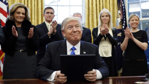 Predsednik SAD Donald Tramp nakon potpisivanja uredbi u Ovalnoj sobi Bele kuće u Vašingtonu - Sputnik Srbija
