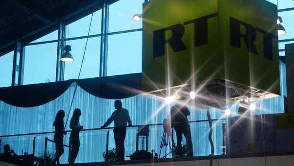Logo televizije RT na paviljonu u okviru Međunarodnog ekonomskog foruma u Sankt Peterburgu - Sputnik Srbija