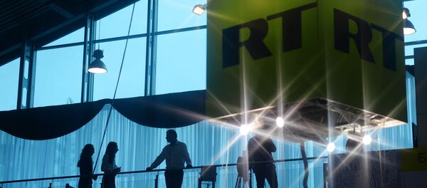 Logo televizije RT na paviljonu u okviru Međunarodnog ekonomskog foruma u Sankt Peterburgu - Sputnik Srbija