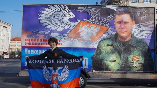 Жена са заставом ДНР-а у Доњецку, Украјина - Sputnik Србија