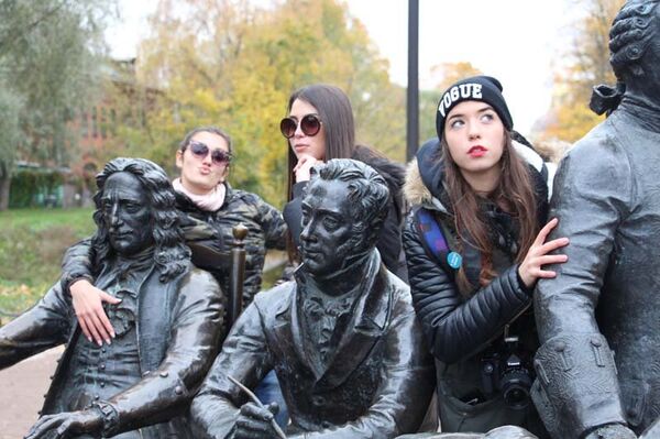 Ученице Осме београдске гимназије током недавног боравка у Санкт Петербургу. Ученице Осме београдске гимназије током недавног боравка у Санкт Петербургу. - Sputnik Србија