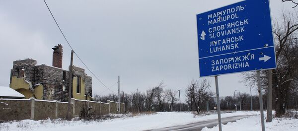 Porušena kuća u jednoj ulici u Donjecku - Sputnik Srbija