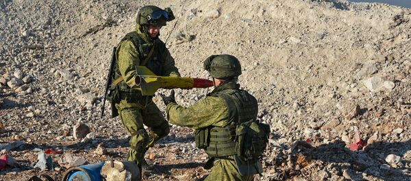 Војни инжењери руског Центра за деминирање током операције у источном Алепу - Sputnik Србија