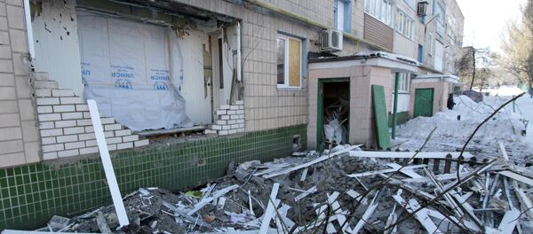 Porušen deo zgrade nakon artiljerijskog napada u Donjecku Porušen deo zgrade nakon artiljerijskog napada u Donjecku - Sputnik Srbija