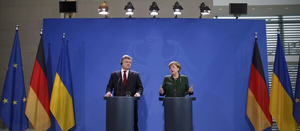 Predsednik Ukrajine Petro Porošenko i nemačka kancelerka Angela Merkel na zajedničkoj konferenciji za medije u Berlinu - Sputnik Srbija