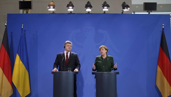 Председник Украјине Петро Порошенко и немачка канцелерка Ангела Меркел на заједничкој конференцији за медије у Берлину - Sputnik Србија