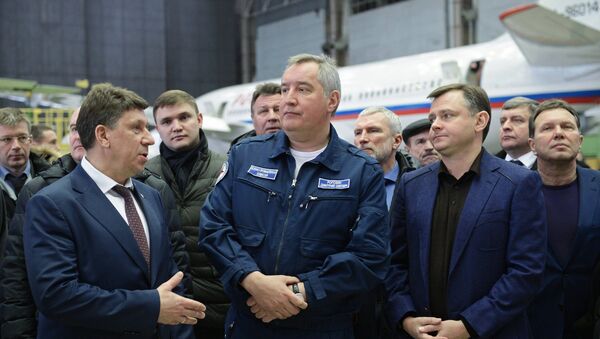 Потпредседник Владе Русије Дмитриј Рогозин током посете Вороњешкој фабрици летелица - Sputnik Србија